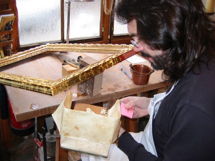 atelier-nombre-or-doreur-feuille-bois-bruno-toupry-restaurateur-designer-oeuvre-art-paris-reparure-mobilier-stage-dorure-formation-élève
