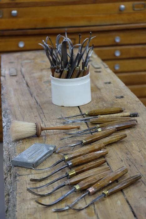 fers-à-reparer-atelier-nombre-d'or-doreur-feuille-d'or-bois- staff-métal-verre- résine-plâtre-bruno-toupry-restaurateur-designer-oeuvre-art-paris-dorure-sculpture-or-fer-a-reparer