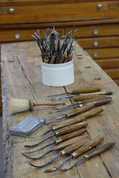 fers-à-reparer-atelier-nombre-or-doreur-feuille-d'or-bois- staff-métal-verre- résine-plâtre-bruno-toupry-restaurateur-designer-oeuvre-art-paris-dorure-sculpture-or-ebenisterie-reparure-fer-à-reparer