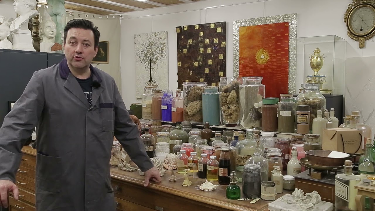 Bruno Toupry dans son atelier, devant sa collection de pigments et d'œuvres