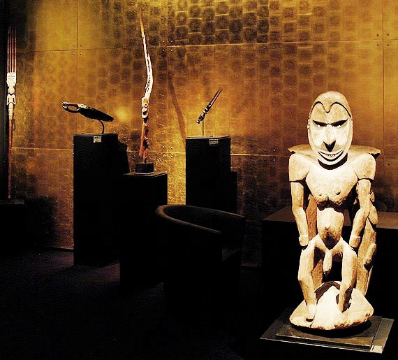Scénographie d'exposition, décor doré sur mesure
