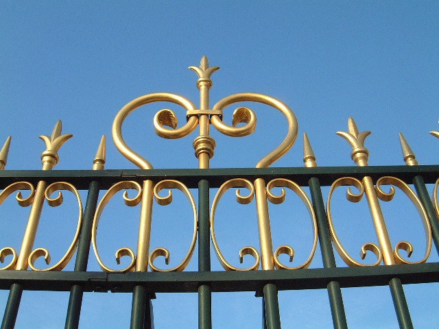 Grille en fer forgé dorée à la feuille d'or