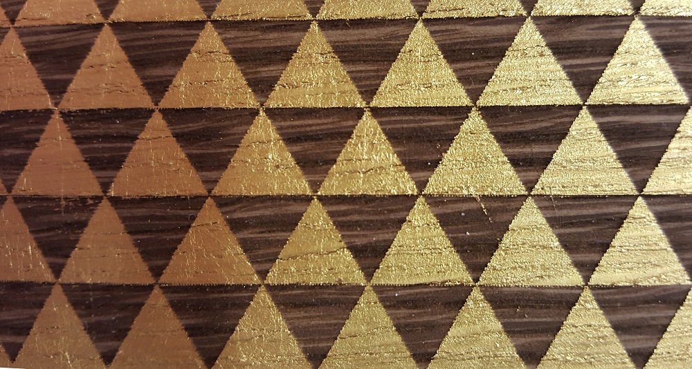 Marqueterie de bois et feuille d'or