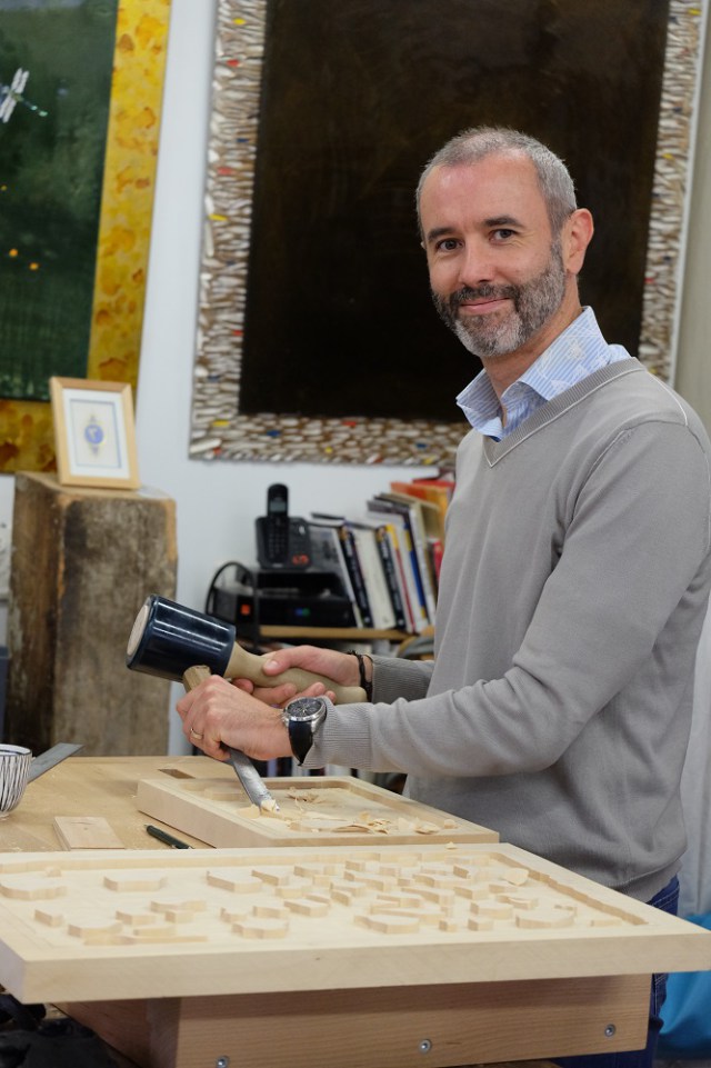 Bruno Toupry sculptant le bois à l'atelier, lieu de transmission