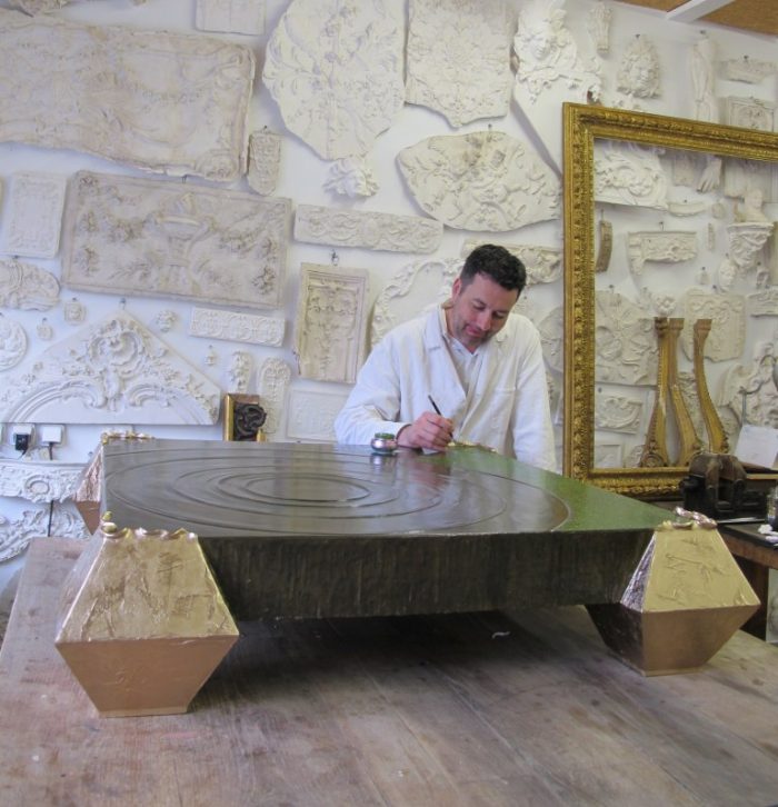 Bruno Toupry à l'atelier, table laquée et dorée
