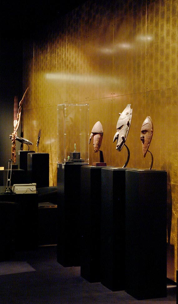 Scénographie d'exposition, objets d'art sur socles