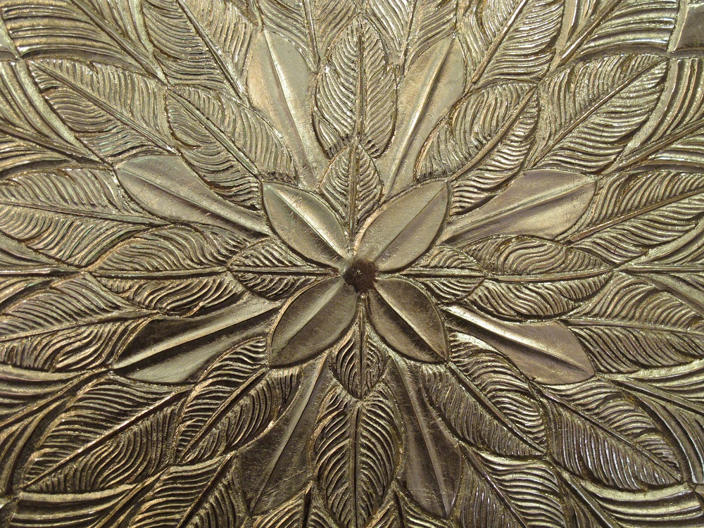 Détail d'une sculpture dorée à la feuille d'or
