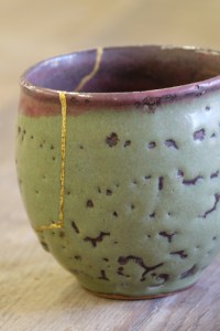 Tasse verte à la fêlure rehaussée d'or