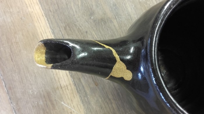 Bec de théière en céramique noire, kintsugi à la poudre d'or