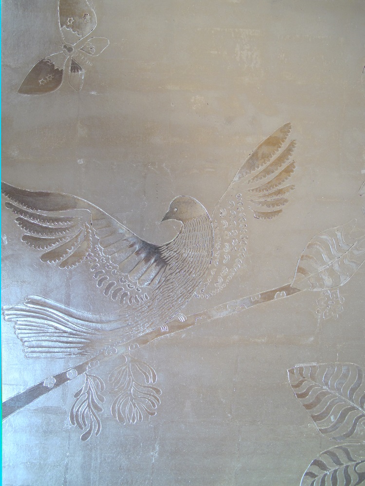 Gravure d'un oiseau dorée à la feuille